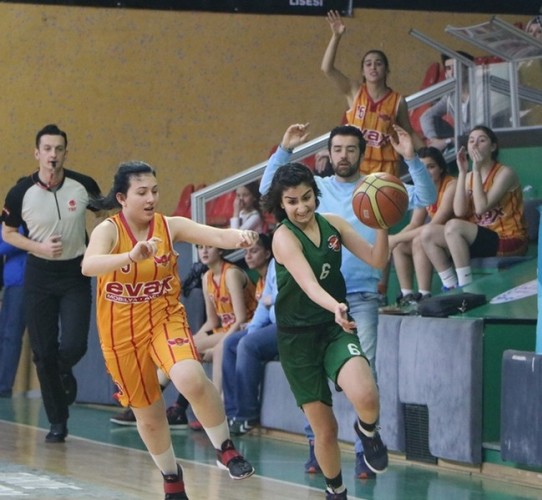 Basketbol'da bayanlar kupalarına kavuştu