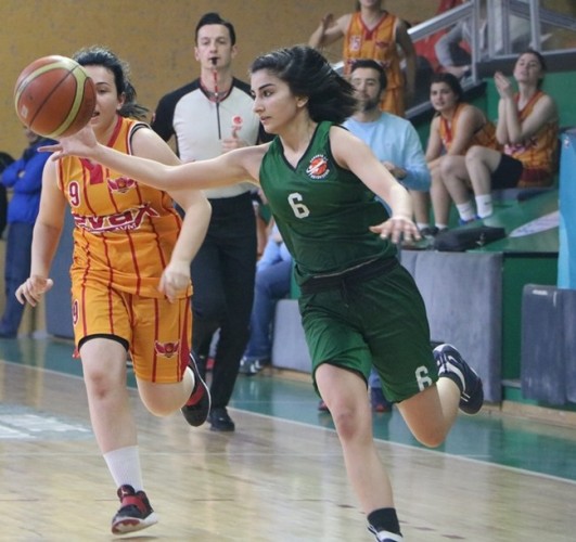 Basketbol'da bayanlar kupalarına kavuştu