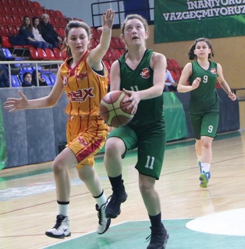 Basketbol'da bayanlar kupalarına kavuştu