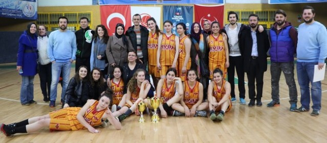 Basketbol'da bayanlar kupalarına kavuştu