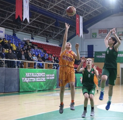 Basketbol'da bayanlar kupalarına kavuştu