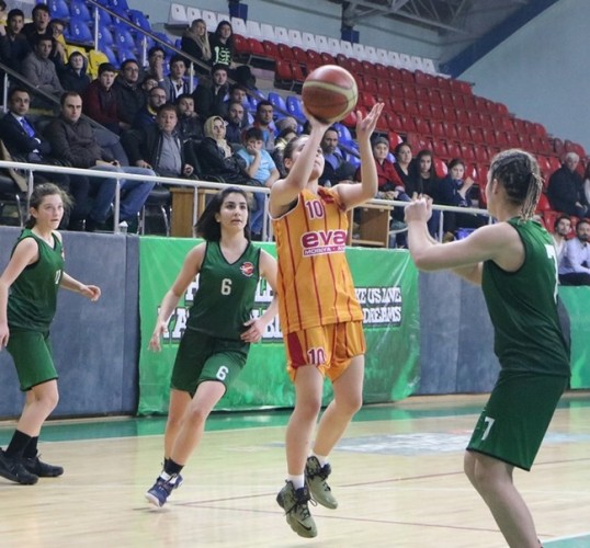 Basketbol'da bayanlar kupalarına kavuştu