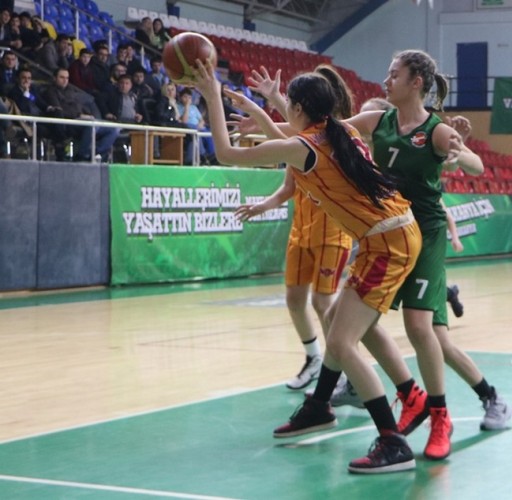 Basketbol'da bayanlar kupalarına kavuştu