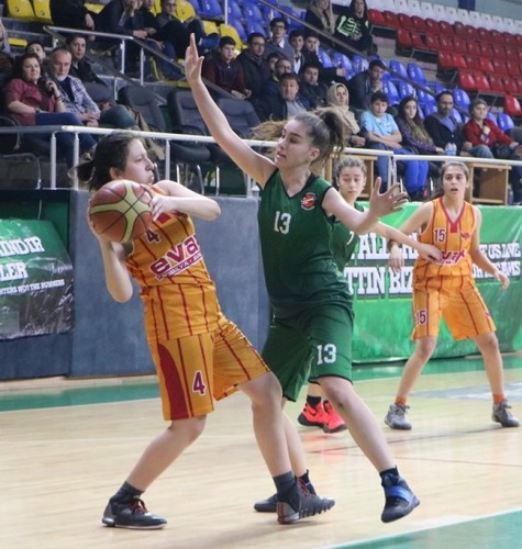 Basketbol'da bayanlar kupalarına kavuştu