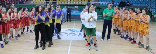 Basketbol'da bayanlar kupalarına kavuştu