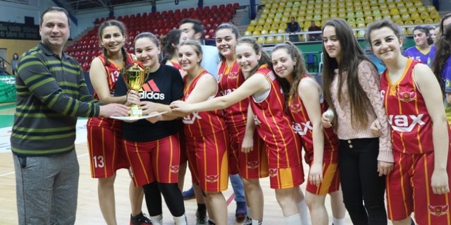 Basketbol'da bayanlar kupalarına kavuştu