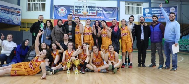 Basketbol'da bayanlar kupalarına kavuştu