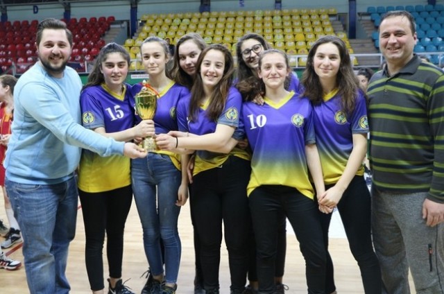Basketbol'da bayanlar kupalarına kavuştu