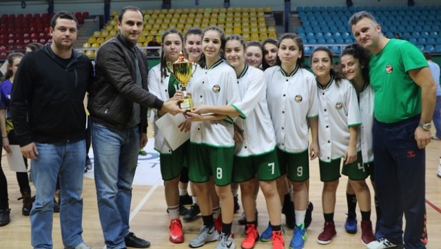Basketbol'da bayanlar kupalarına kavuştu