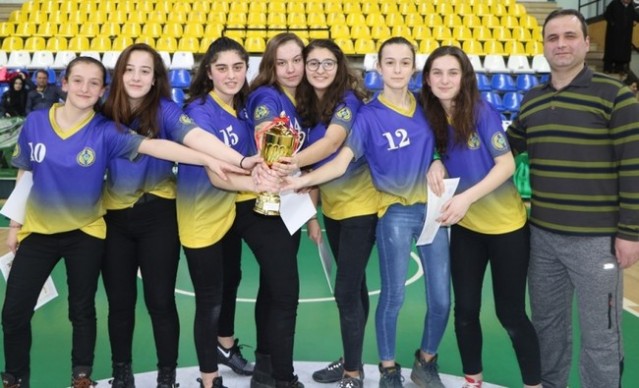 Basketbol'da bayanlar kupalarına kavuştu