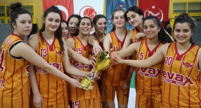 Basketbol'da bayanlar kupalarına kavuştu