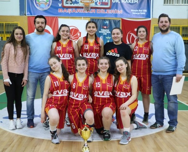 Basketbol'da bayanlar kupalarına kavuştu