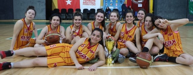 Basketbol'da bayanlar kupalarına kavuştu