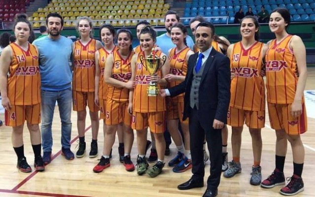 Basketbol'da bayanlar kupalarına kavuştu