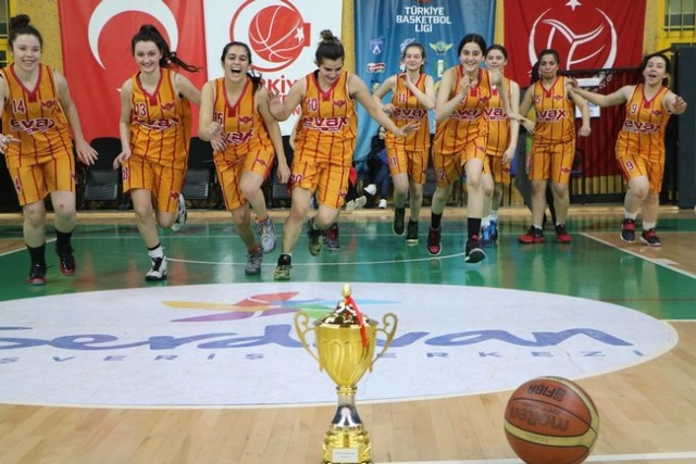 Basketbol'da bayanlar kupalarına kavuştu