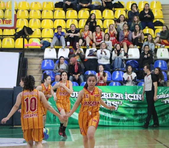 Basketbol'da bayanlar kupalarına kavuştu