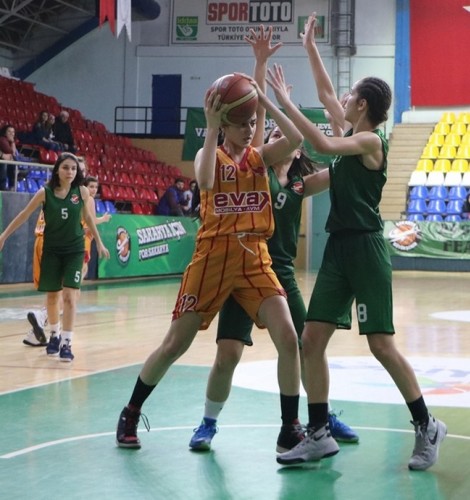 Basketbol'da bayanlar kupalarına kavuştu