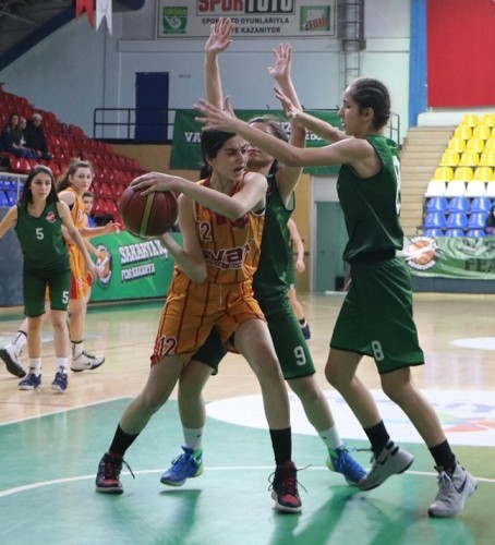 Basketbol'da bayanlar kupalarına kavuştu
