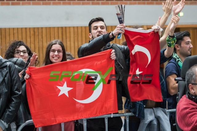 Dev Adamları Almanya'da yalnız bırakmadılar