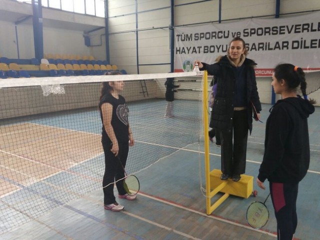 Badmintonda madalya sevinci
