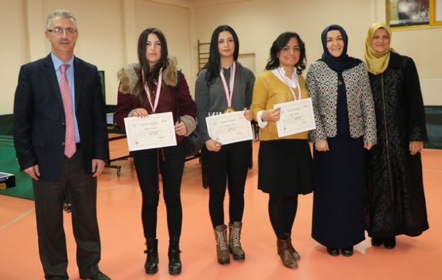 Bayan raketler masa başında