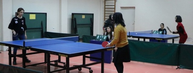 Bayan raketler masa başında