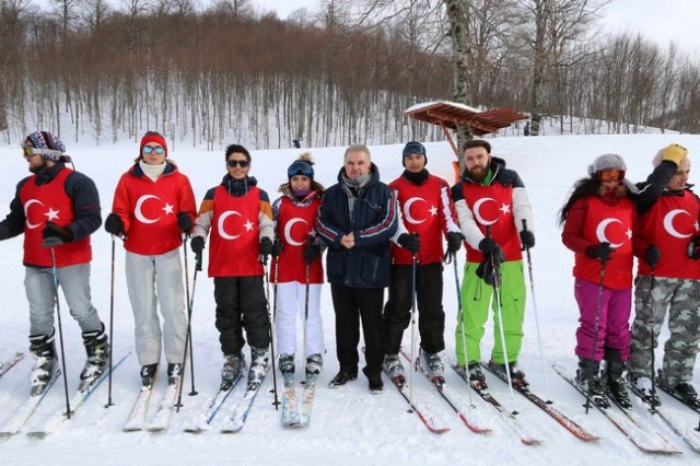 SAÜ Besyo'dan Zirvede Bayrak Şöleni