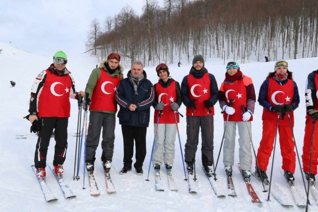 SAÜ Besyo'dan Zirvede Bayrak Şöleni