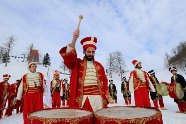 SAÜ Besyo'dan Zirvede Bayrak Şöleni