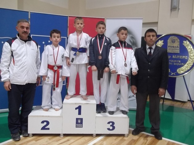 Geyveli Karatecilerden çifte başarı