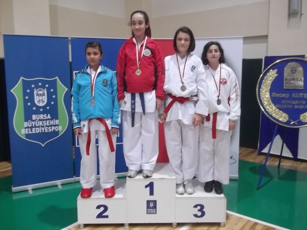 Geyveli Karatecilerden çifte başarı