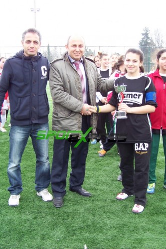 Futbolun Kraliçeleri Cengiz Topel Orta Okulu oldu