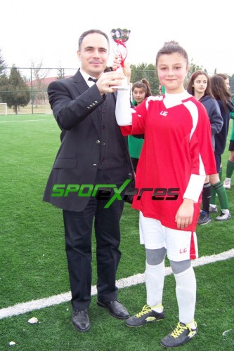 Futbolun Kraliçeleri Cengiz Topel Orta Okulu oldu
