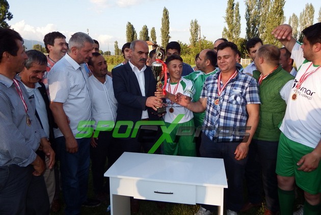 Cihadiyespor şampiyonluğu kutladı