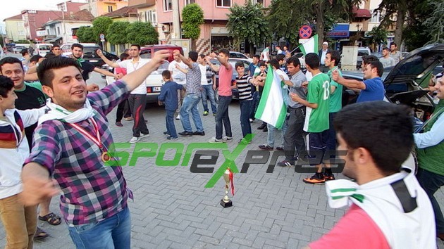 Cihadiyespor şampiyonluğu kutladı