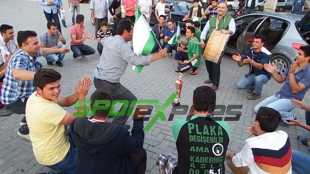 Cihadiyespor şampiyonluğu kutladı