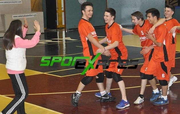 Lisesle Voleybol da Tansu Çiller Şampiyon