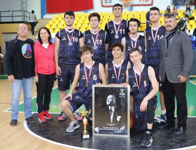 Genç Erkeklerde Doğa Koleji Şampiyon