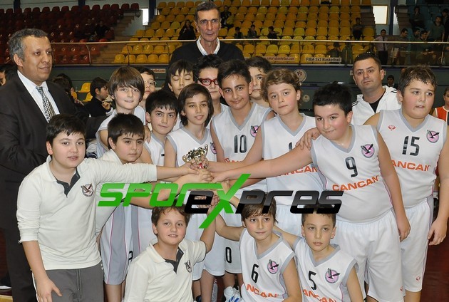 Basketbolda Şampiyon Fatih Koleji