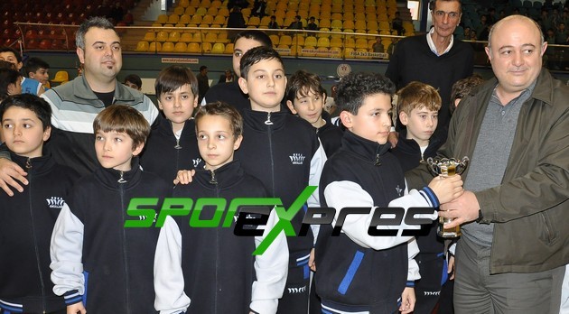 Basketbolda Şampiyon Fatih Koleji