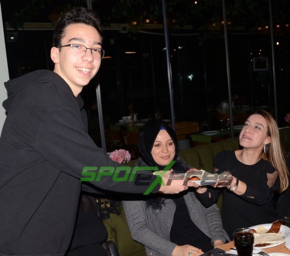 Gelişim Basket'ten Coşkulu Kutlama