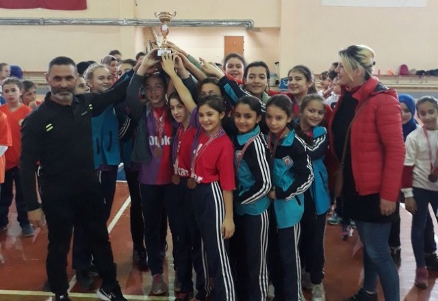 Hentbolda Geyve ve Yenigün Şampiyon