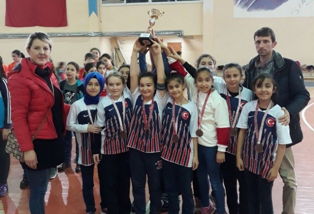 Hentbolda Geyve ve Yenigün Şampiyon