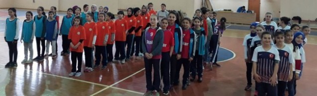 Hentbolda Geyve ve Yenigün Şampiyon