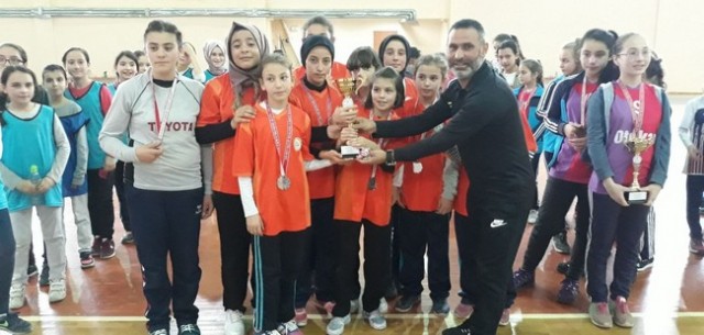 Hentbolda Geyve ve Yenigün Şampiyon