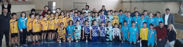 Hentbolda Geyve ve Yenigün Şampiyon