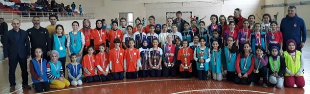 Hentbolda Geyve ve Yenigün Şampiyon
