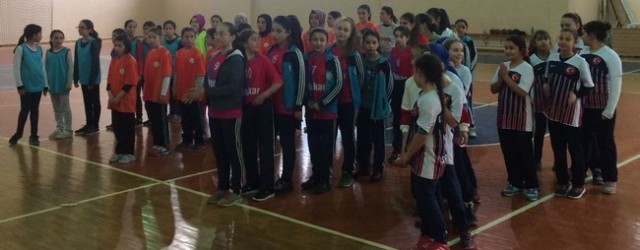 Hentbolda Geyve ve Yenigün Şampiyon