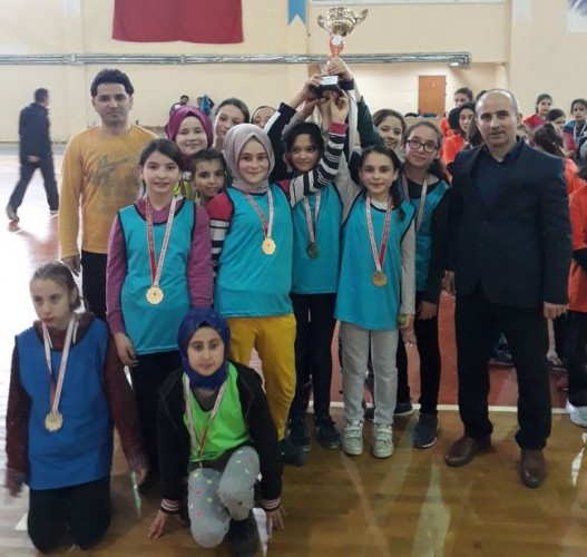 Hentbolda Geyve ve Yenigün Şampiyon