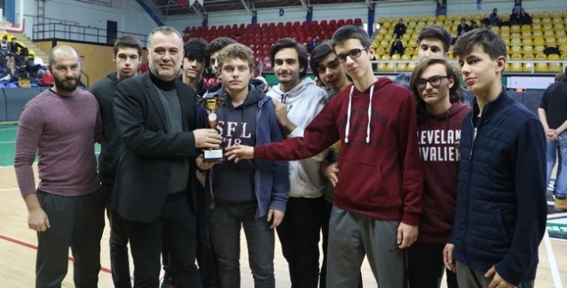 GENÇ ERKEKLERDE ŞAMPİYON SERDİVAN ANADOLU